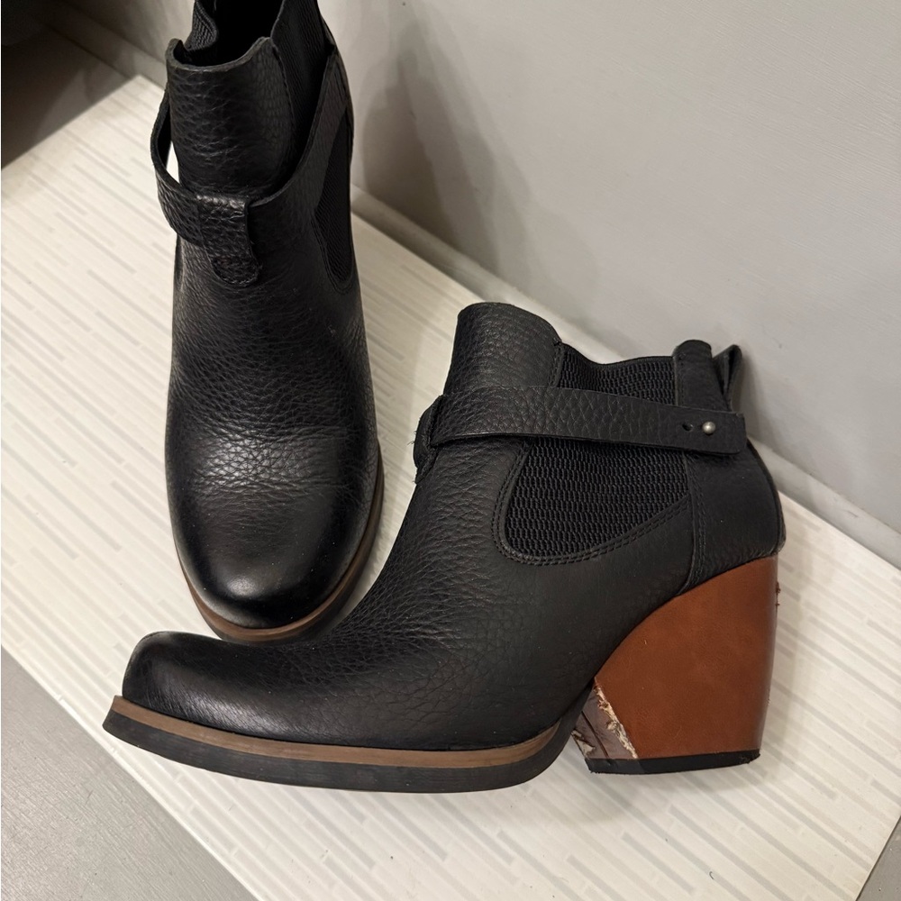 Korks Black Leather Ankle Boots